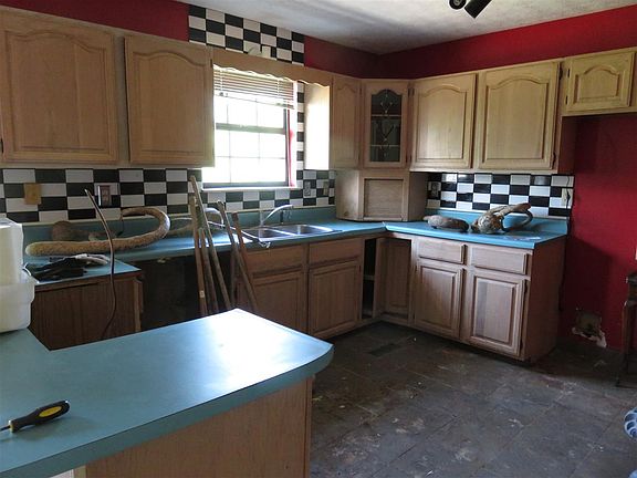 2nd image of 815 Foxglove Ln