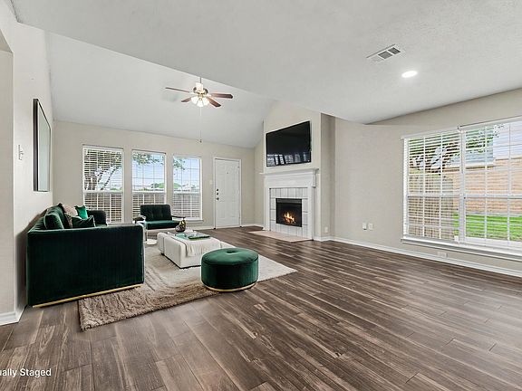 4th image of 604 English Oak Dr
