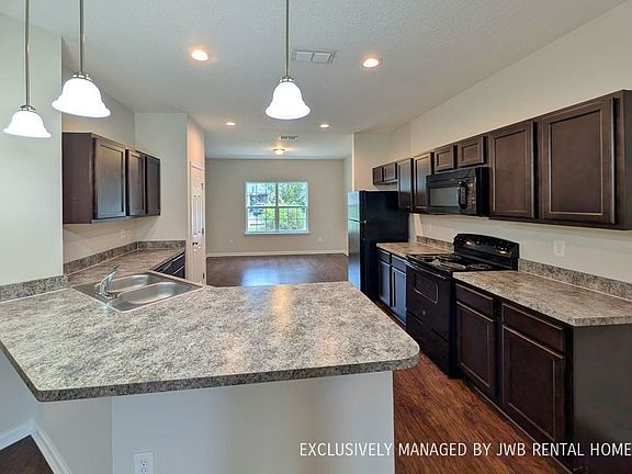 5th image of 10507 Oak Crest Dr