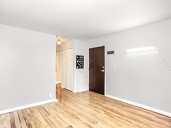 4th image of 644 W Arlington Pl APT 3J