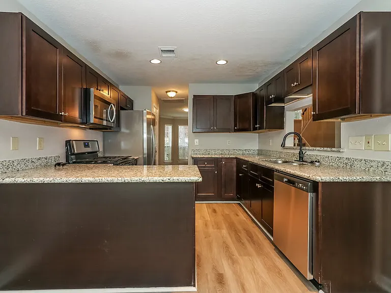 15815 Spruce River Ct — Photo 10