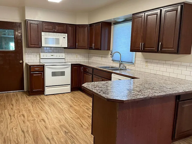 1203 W Superior St — Photo 6