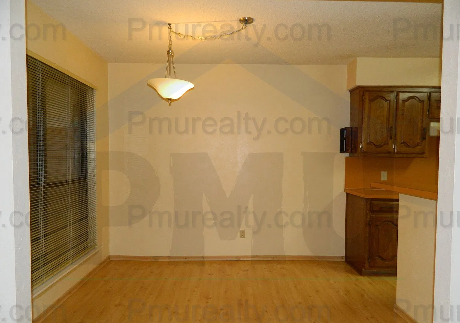 Available Now Gorgeous 3+ Bed 2-Bath Townhouse In Great Neighborhood! — Photo 4