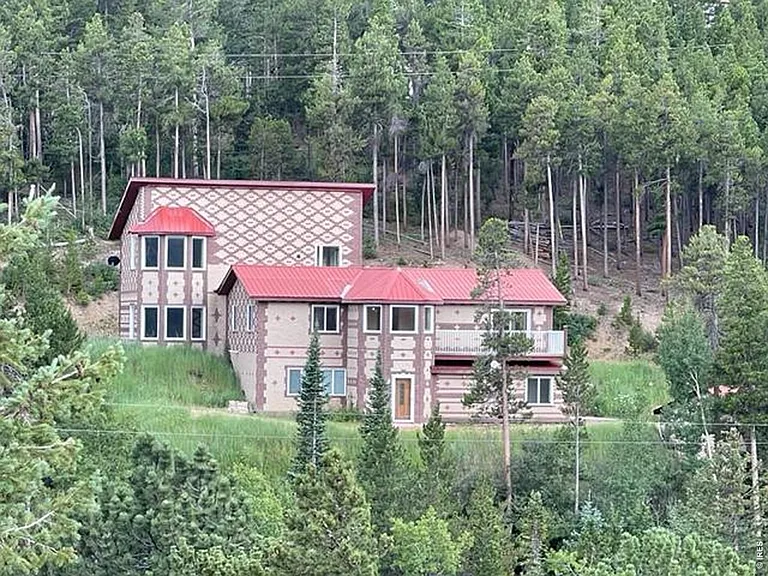8 Valley View Dr — Photo 1