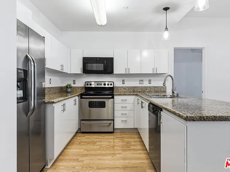 630 W 6th St #310 — Photo 7