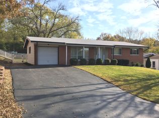 2 Lauder Ct, Saint Louis, MO
