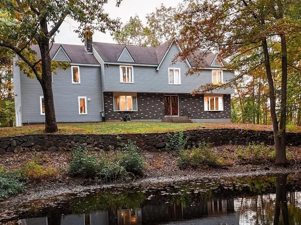 35 Shoreline Dr, Foxboro, MA 02035