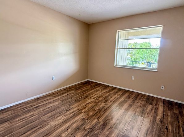 871 NW Sunset Dr #5