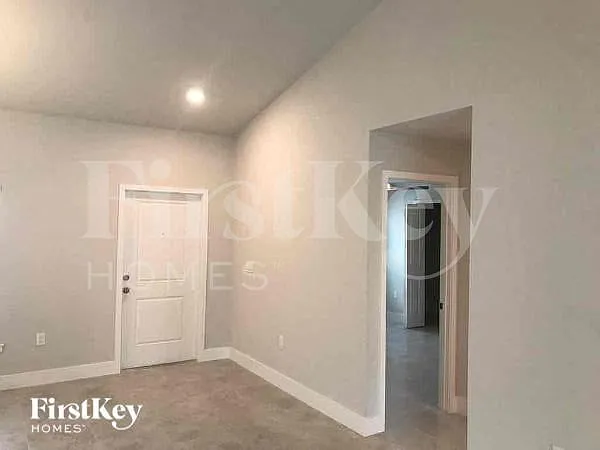 4 bed, 2.0 bath, 2105 sqft, $2,460 — Photo 2