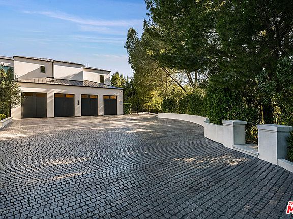 4th image of 73 Beverly Park Ln