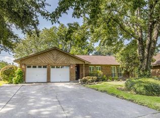 601 Pinebrook Ln, Baytown, TX 77521