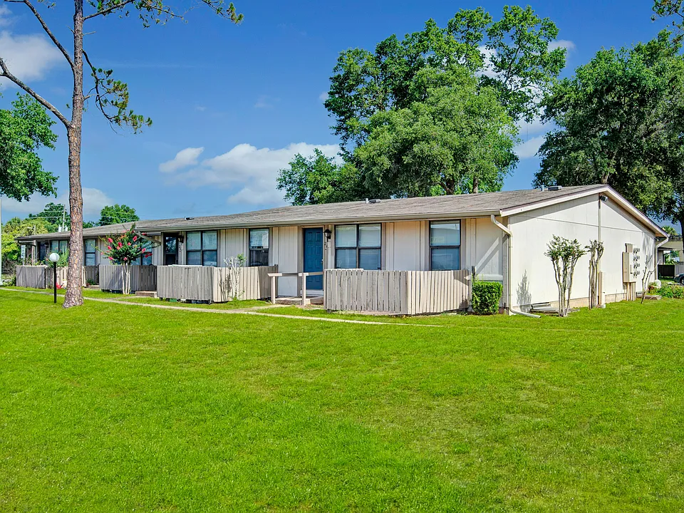 Applewood Apartments