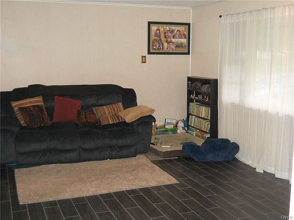 5th image of 8 Sycamore Dr W