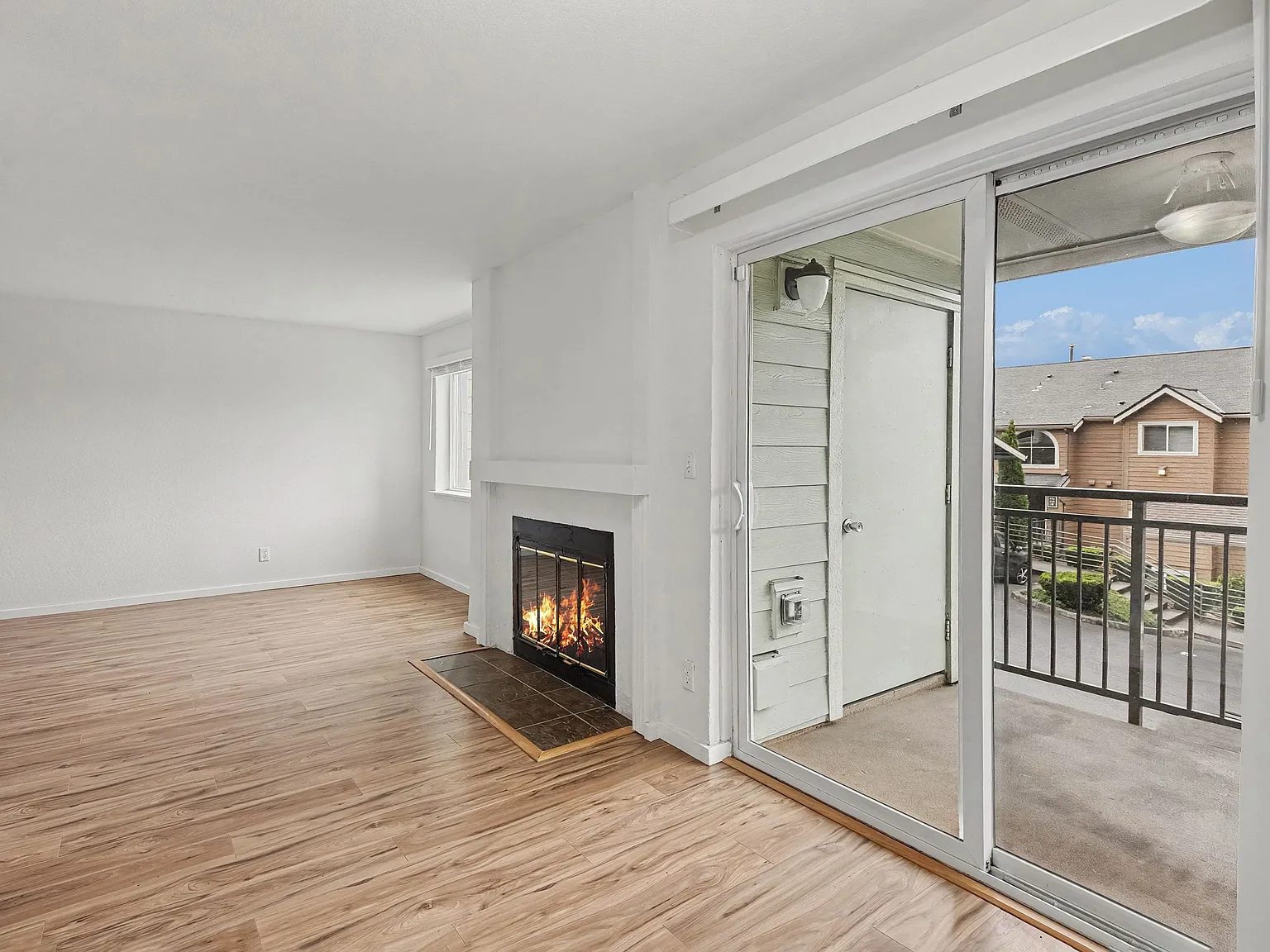 3 bed, 1377 sqft, $3,300 — Photo 4
