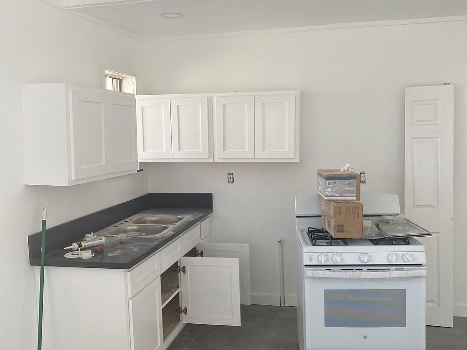 2nd image of 4058 Wall St #1/2