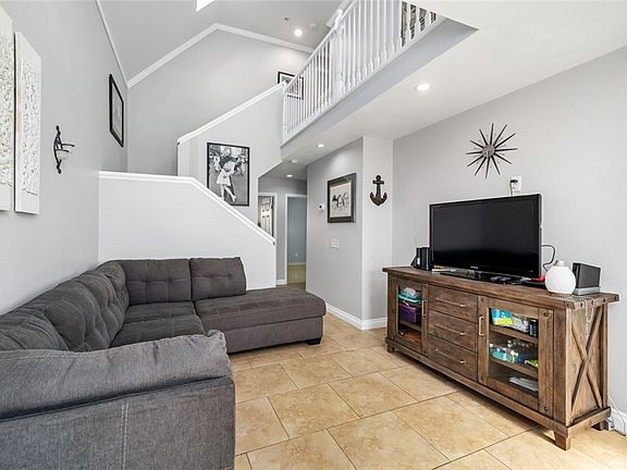 4th image of 14606 Woodland Dr Unit 5