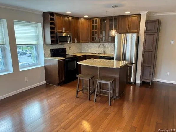 202 Main St, Port Jefferson, NY