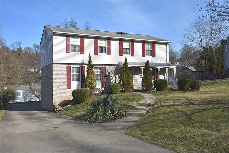 469 Oaklawn Dr photo 1