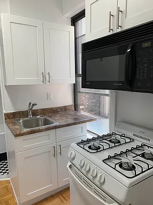 Rented by M.Grossman R.E. Management | media 15