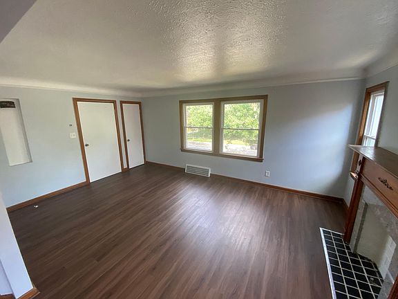 4th image of 284 E 200th St Floor 2