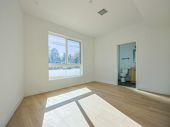 5th image of 6403 Odessa Ave