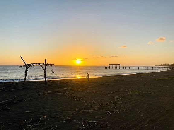 Walking distance to pier