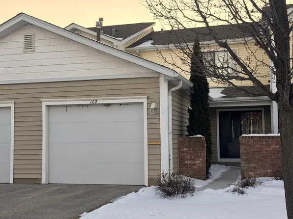 102 N Waterford Dr, Schaumburg, IL 60194