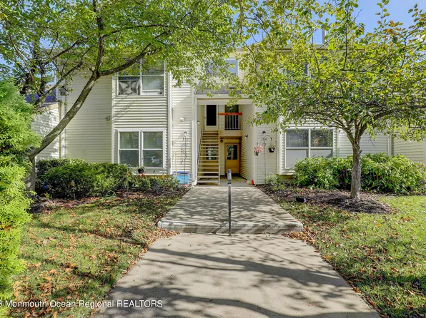 195 Forsythia Lane, Englishtown, NJ 07726