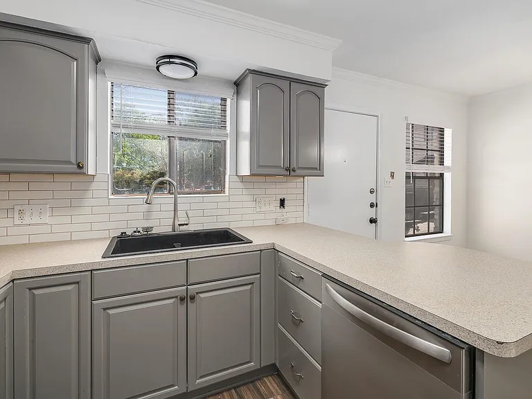 204 Northwest Dr #F — Photo 17