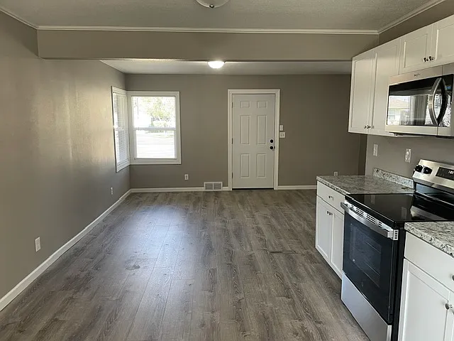 3 bed, 3275 sqft, $2,200 — Photo 3