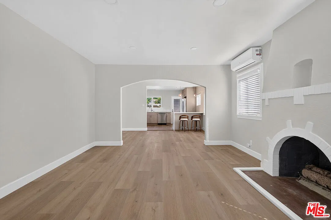 2 bed, 1.5 bath, 1120 sqft, $4,995 — Photo 3