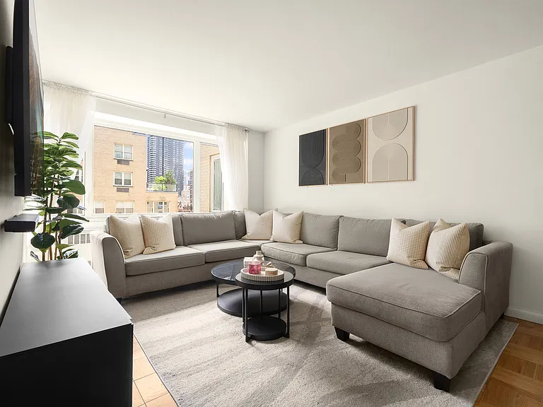 411 E 53rd St #10E — Photo 1