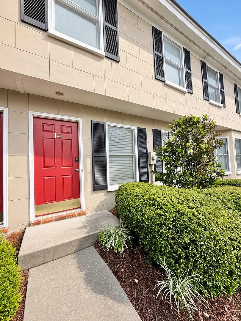 2 bed 2.5 bath townhome-style condo in the desirable Hampton Square Townhomes at Habersham Woods — Photo 1