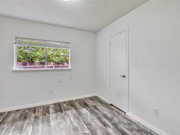 908 Dogwood Trl — Photo 8