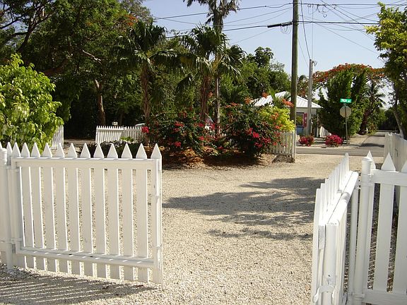 3rd image of 301 Palm Ave