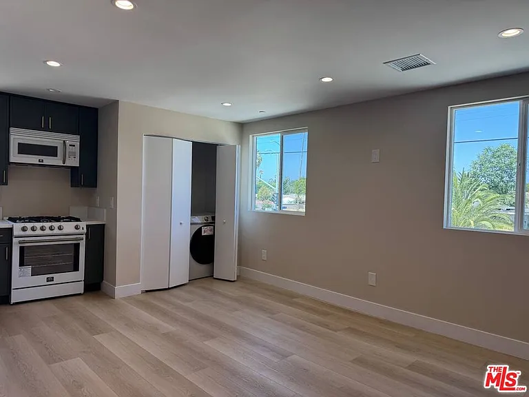 19104 Victory Blvd #19104 — Photo 2