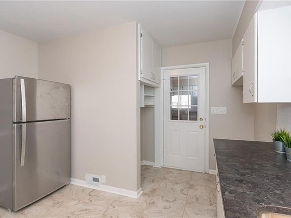 5th image of 7 Westview Dr