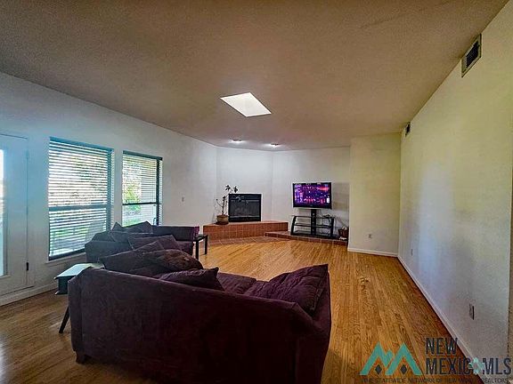 4th image of 809 Colonial Ct
