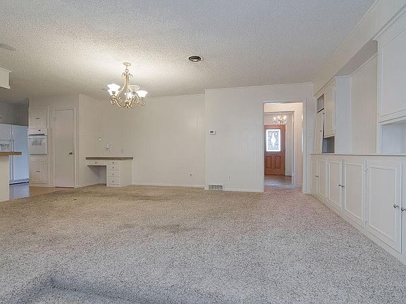 5th image of 528 Melody Ln