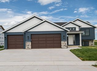2112 Elk Run Dr SE, Pine Island, MN 55963