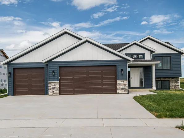 2112 Elk Run Dr SE, Pine Island, MN 55963