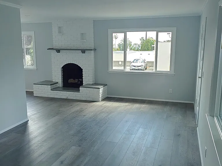 259-261 E Sturtevant Dr — Photo 3