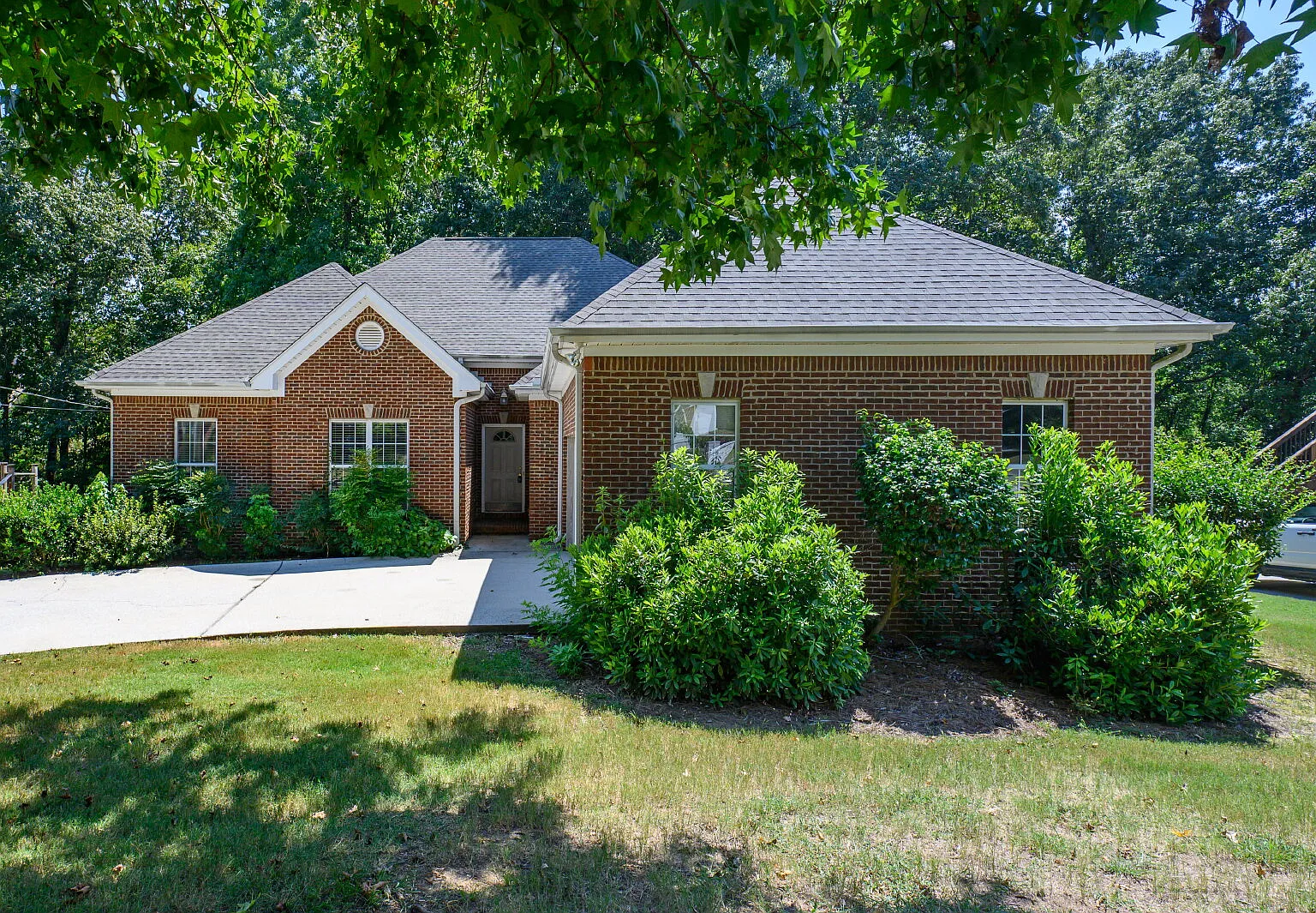3 bed, 2.0 bath, 1944 sqft, $2,300 — Photo 2