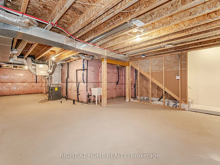 908 Sumac Cres — Photo 40