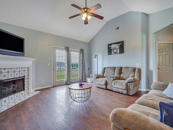 3rd image of 406 Old Kennedy Ln