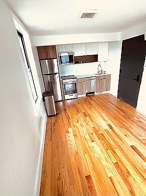 3rd image of 1603 Lincoln Pl #5