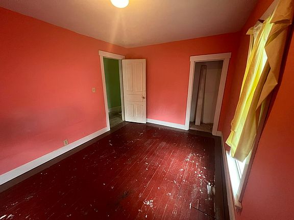 4th image of 204 W Walnut St