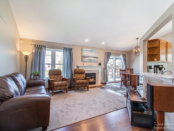 3rd image of 7899 Thornhill Dr