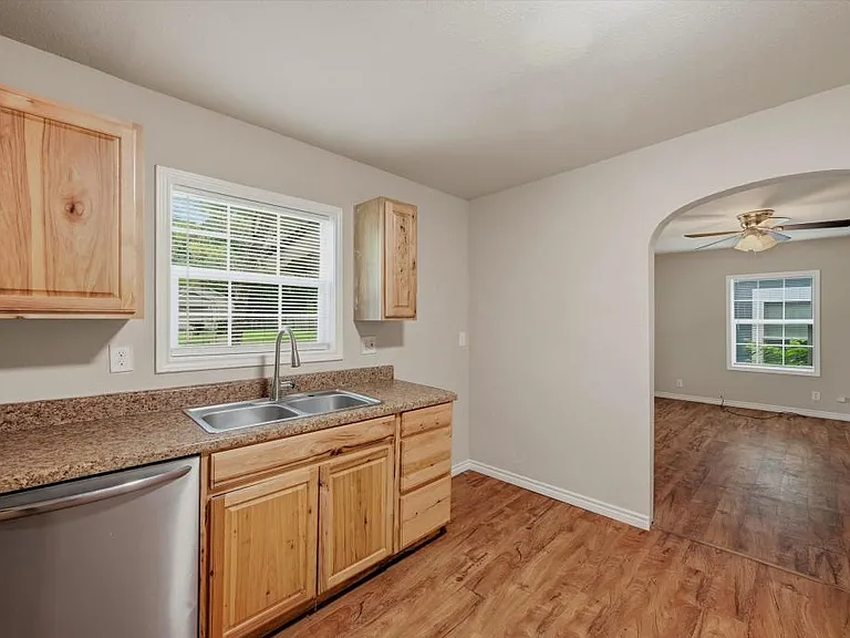 2112 W Bond St — Photo 9
