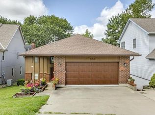 553 NW North Shore Dr, Lake Waukomis, MO 64151